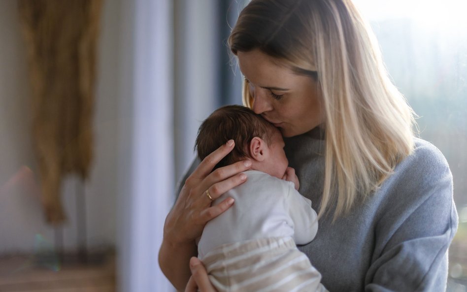 Matka skorzysta ze zwolnienia z PIT dla rodzin 4+, chociaż trójka dzieci mieszka z ojcem