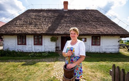 Można tu zobaczyć, w jakich warunkach dawniej żyli ludzie, w czym wyrabiali masło i jakich sprzętów 