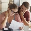 Badanie: Kobiety częściej pożyczają na spłatę długów, a mężczyźni na zakup samochodu
