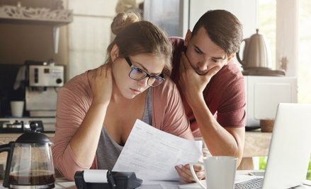 Badanie: Kobiety częściej pożyczają na spłatę długów, a mężczyźni na zakup samochodu