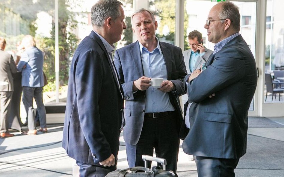 Dwóch na jednego - prezes linii Enter Air Grzegorz Polaniecki (z lewej) i prezesi Poznań Airport, Ma