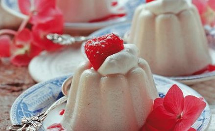 Blanc-manger, dosłownie „biała potrawa”, to kremowa galaretka z migdałów