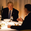 Mitt Romney (siedzi tyłem), jeden z upokorzonych przez Trumpa
