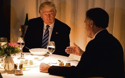 Mitt Romney (siedzi tyłem), jeden z upokorzonych przez Trumpa