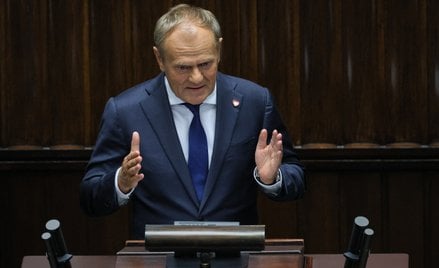 Premier Donald Tusk przemawia na sali obrad Sejmu w Warszawie.