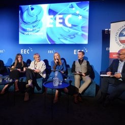 Uczestnicy debaty podkreślali, że praktyki regeneratywne w rolnictwie – takie jak płodozmian, ograni