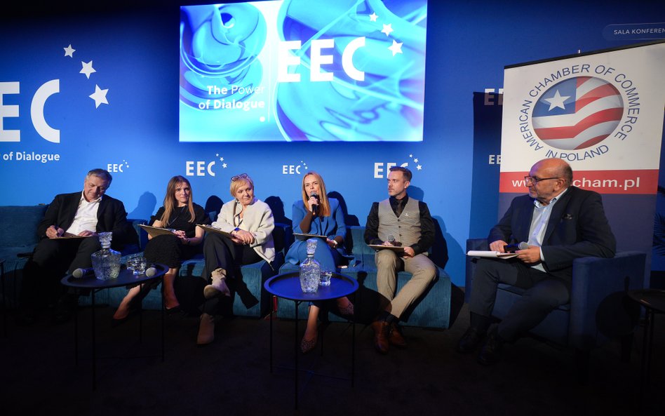 Uczestnicy debaty podkreślali, że praktyki regeneratywne w rolnictwie – takie jak płodozmian, ograni