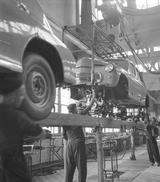 Pierwszym autem schodzącym z taśmy produkcyjnej FSO była Warszawa. Na ilustracji robotnicy instalują