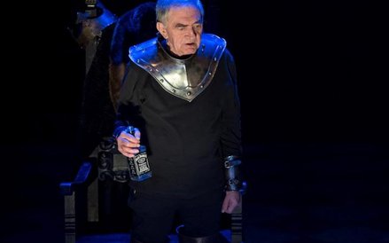 Jerzy Trela jako „Wielki John Barryrmore” – słynny aktor wcielający się w Ryszarda III