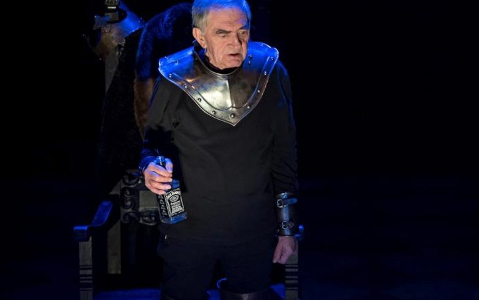 Jerzy Trela jako „Wielki John Barryrmore” – słynny aktor wcielający się w Ryszarda III