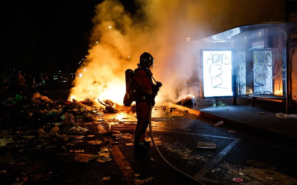 Francja zakazuje demonstracji, prezydent Macron zwołuje radę bezpieczeństwa