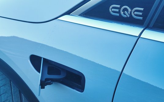 W tym miejscu znajduje się wlew płynu do spryskiwaczy