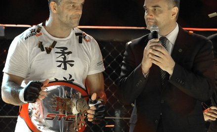 Waldemar Pawlak w... klatce