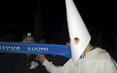 Atak na azylantów w stroju Ku Klux Klanu