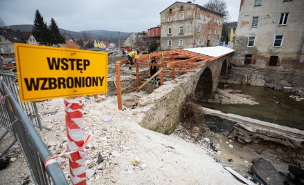 Zniszczony podczas powodzi most św. Jana Nepomucena w Lądku Zdroju