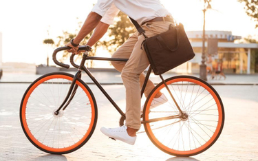 Coraz więcej osób decyduje się dojeżdżać do pracy rowerem