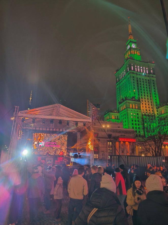 Wśród odwiedzających, szczególnie tych młodszych, byli także amatorzy setu DJ-a. Chłod nie przeszkad