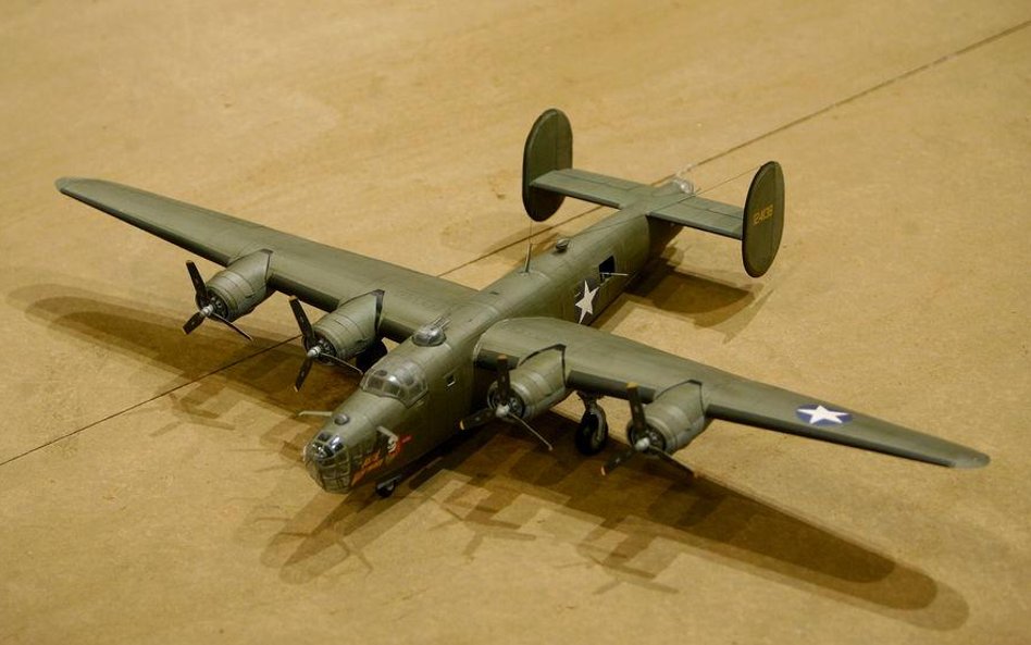 Replika Liberatora w Muzeum Powstania Warszawskiego