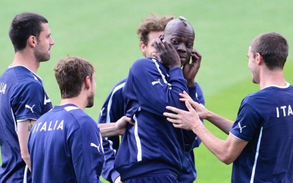 Mario Balotelli (w środku) wreszcie przestaje być groźny dla własnej drużyny, a zaczyna być niebezpi