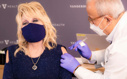 „Zimne ramię”: oto nowy symbol mody na szczepionkowe selfie