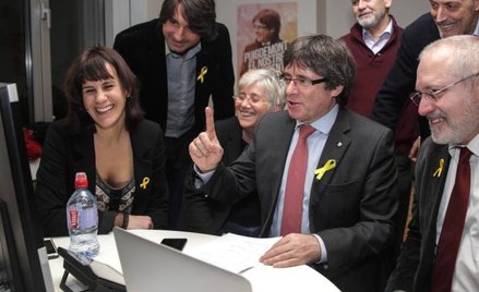 Od trzech miesięcy Carles Puigdemont codziennie zdalnie kontaktuje się z Brukseli ze swoimi zwolenni