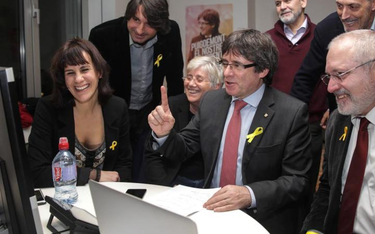 Od trzech miesięcy Carles Puigdemont codziennie zdalnie kontaktuje się z Brukseli ze swoimi zwolenni