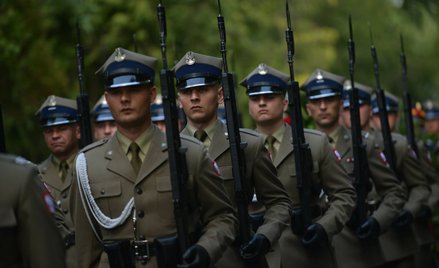 Łatwiej o asysty honorowe na pogrzeby generałów. PiS oburzone