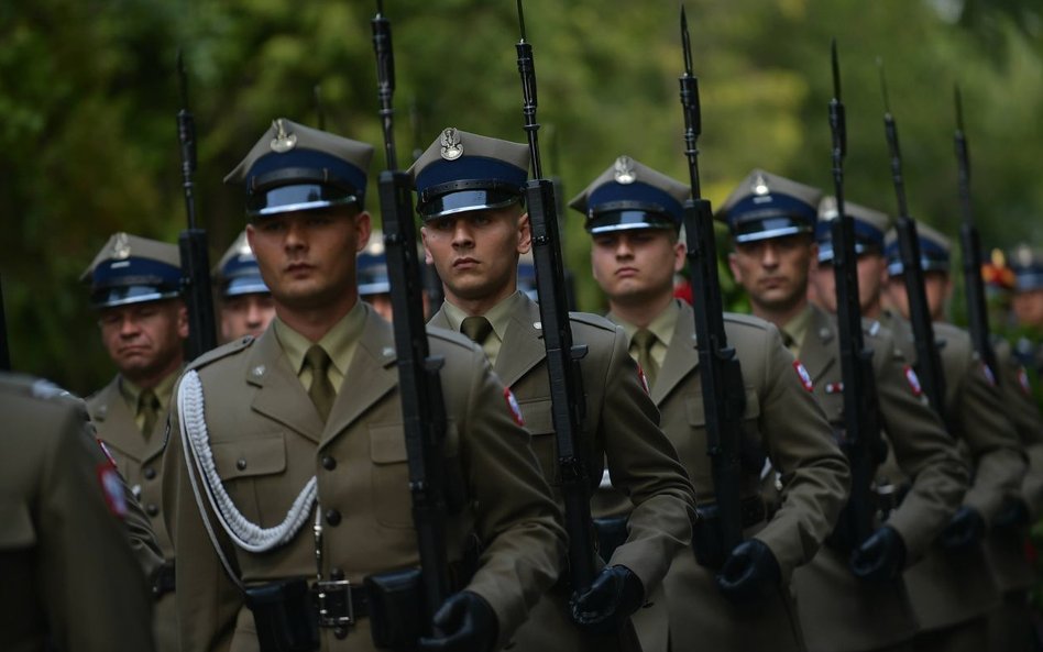 Łatwiej o asysty honorowe na pogrzeby generałów. PiS oburzone