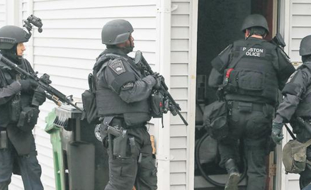 W piątek policja i jednostka szturmowa SWAT przeczesywały spokojną podmiejską dzielnicę Watertown, d