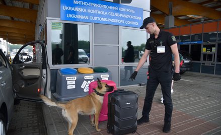 Mężczyźni z Ukrainy szukają sposobu na to, by przejechać przez granicę bez rejestracji w systemie