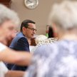 Premier Mateusz Morawiecki podczas wizyty w Domu Seniora „Wigor” w Rudzie Śląskiej