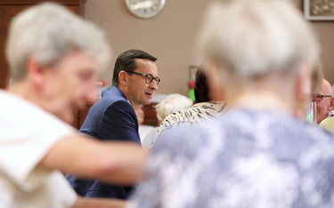 Premier Mateusz Morawiecki podczas wizyty w Domu Seniora „Wigor” w Rudzie Śląskiej