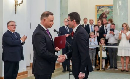 Prezydent Andrzej Duda wręcza akt powołania dr. hab. Pawłowi Wojciechowskiemu
