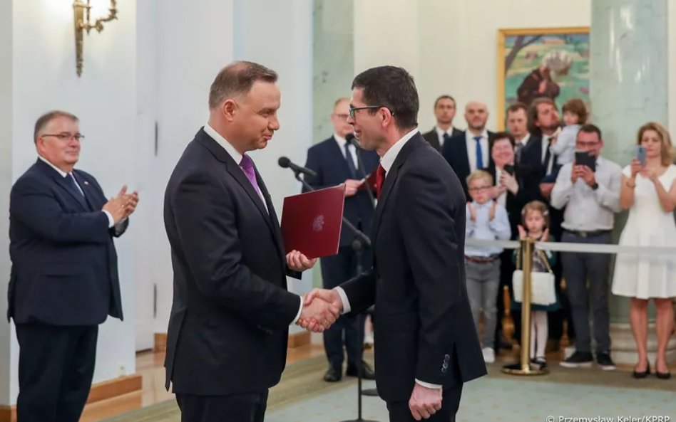Prezydent Andrzej Duda wręcza akt powołania dr. hab. Pawłowi Wojciechowskiemu