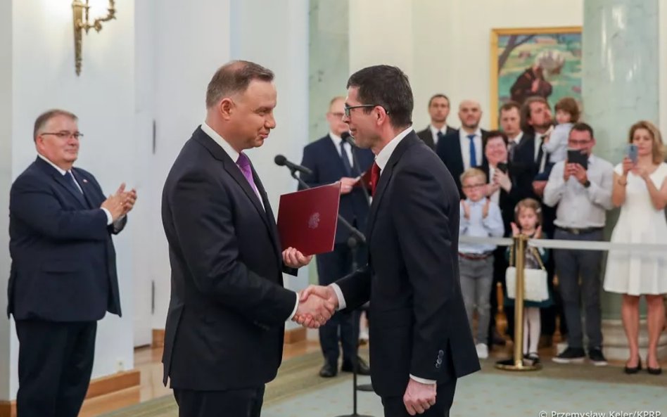 Prezydent Andrzej Duda wręcza akt powołania dr. hab. Pawłowi Wojciechowskiemu