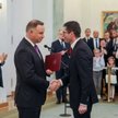 Prezydent Andrzej Duda wręcza akt powołania dr. hab. Pawłowi Wojciechowskiemu