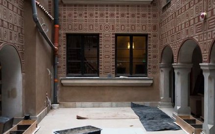 Wewnętrzny dziedziniec ze sgraffitami z okresu międzywojennego