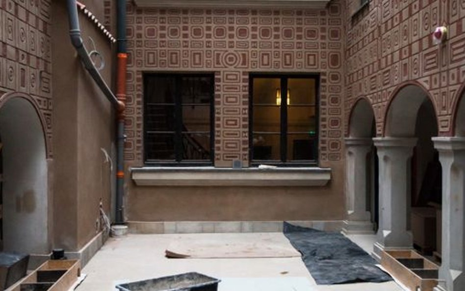 Wewnętrzny dziedziniec ze sgraffitami z okresu międzywojennego