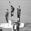 Meksyk, 16 października 1968, olimpijskie podium po biegu na 200 m. Od lewej: Peter Norman (Australi