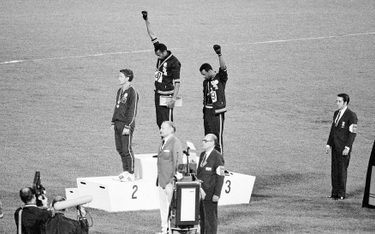 Meksyk, 16 października 1968, olimpijskie podium po biegu na 200 m. Od lewej: Peter Norman (Australi