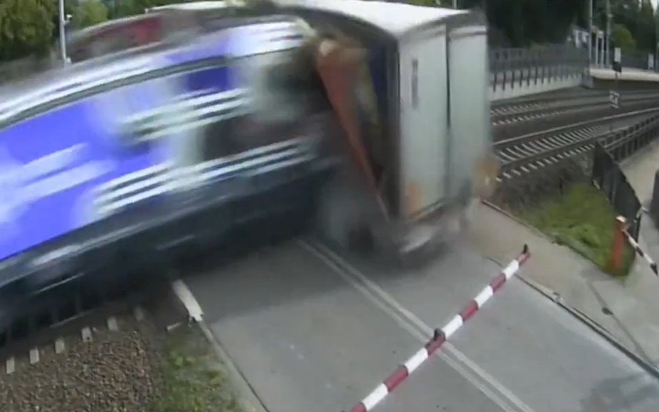 Moment uderzenia pociągu w ciężarówkę zarejestrowany przez kamery PKP PLK SA