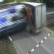 Moment uderzenia pociągu w ciężarówkę zarejestrowany przez kamery PKP PLK SA