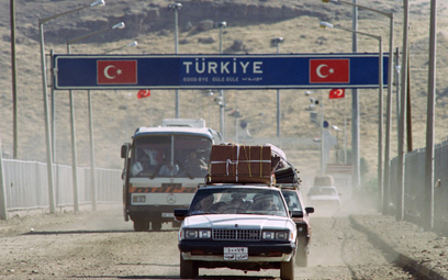 Setki uchodźców w Turcji zmierzają w kierunku granic UE