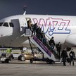 Nagrane przez pasażerów filmiki z wysadzenia przez personel Wizz Air Ukraińca bez nogi z samolotu re