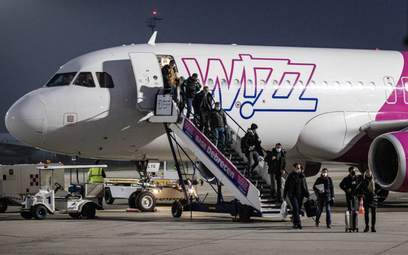 Nagrane przez pasażerów filmiki z wysadzenia przez personel Wizz Air Ukraińca bez nogi z samolotu re