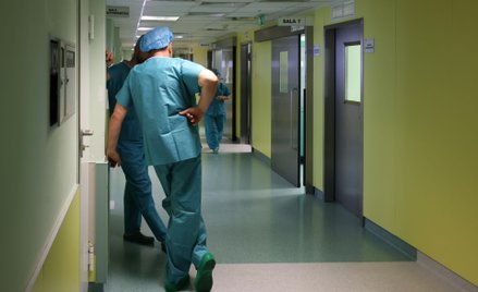 Lekarze na etatach zarabiają dziś średnio 24 tysiące złotych