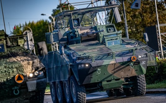 Rosomak z wieżą ZSSW-30 oraz siatką antydronową w trakcie defilady z okazji Święta Wojska Polskiego.