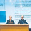 Prezes PZU Beata Kozłowska-Chyła i Tomasz Kulik, członek zarządu PZU i dyrektor finansowy, prezentuj
