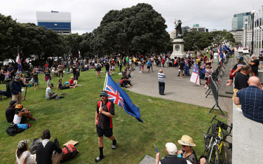 Protestujący gromadzący się przed budynkiem parlamentu