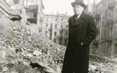 Józef Retinger na ruinach Warszawy. Zdjęcie zrobiono w 1945 lub 1946 r.